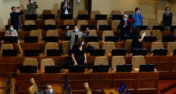 Diputados de oposición buscan reducir plazo para que presidente pueda vetar una ley