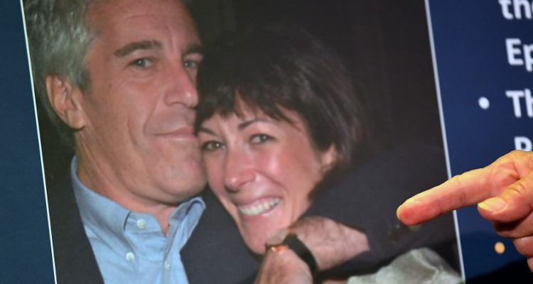 Arrestan a exnovia de Jeffrey Epstein y la acusan por ser parte una red de tráfico sexual de menores