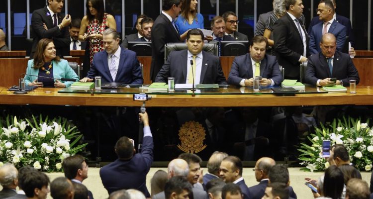 Senado de Brasil aprueba proyecto para perseguir las