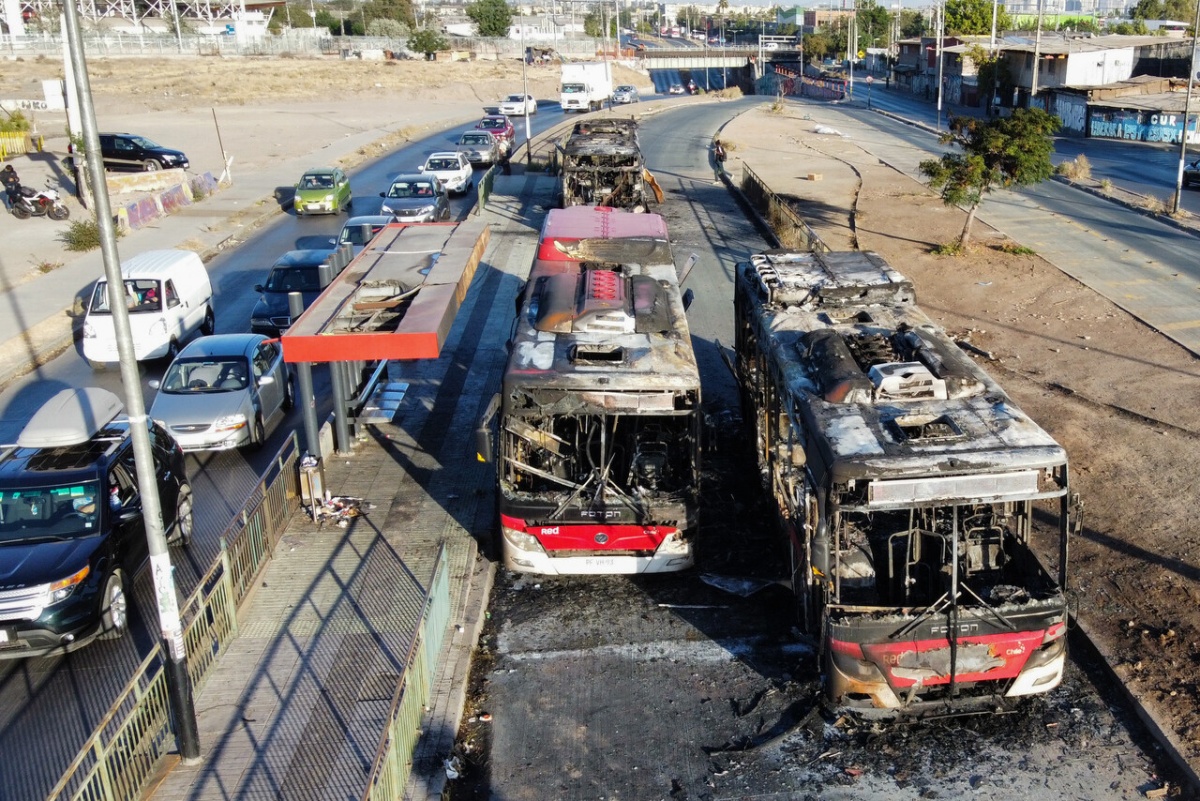 Encapuchados Incendian Cuatro Buses Del Transantiago En Pedro Aguirre