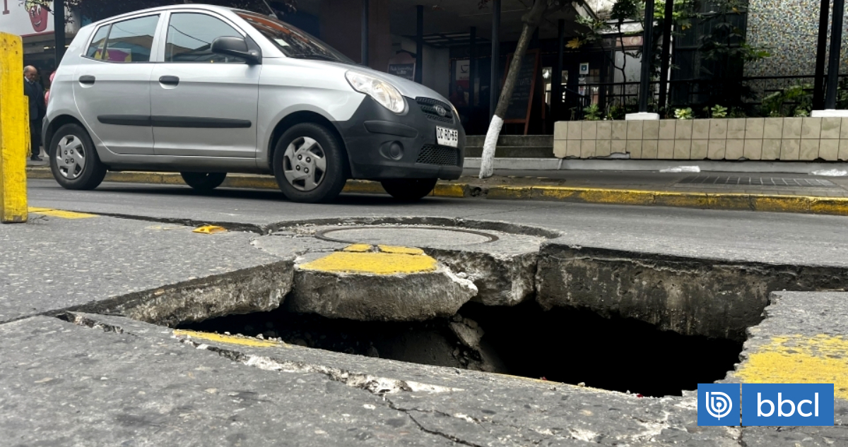 Gigante y peligroso socavón aparece en céntrica calle de Concepción