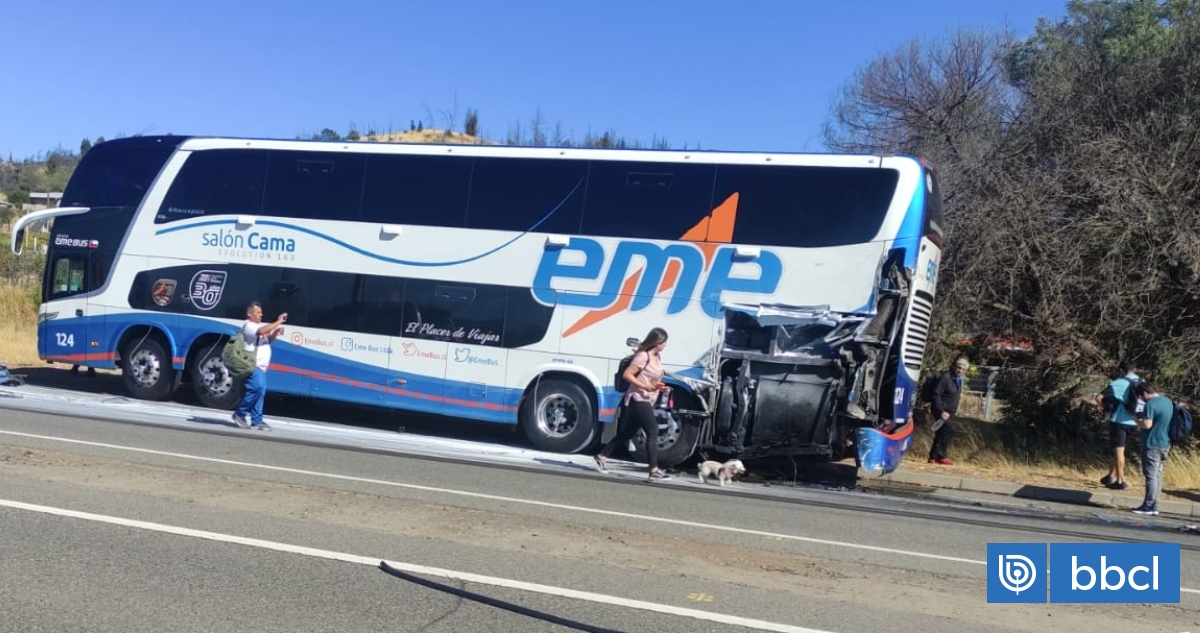 Al menos dos lesionados deja colisión de camión con dos buses de