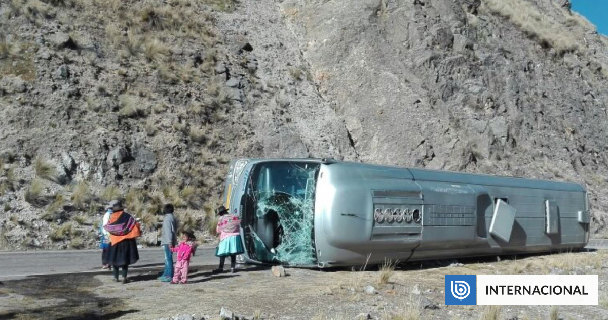 Al Menos Personas Mueren Y Quedan Heridas Tras Volcamiento De Bus