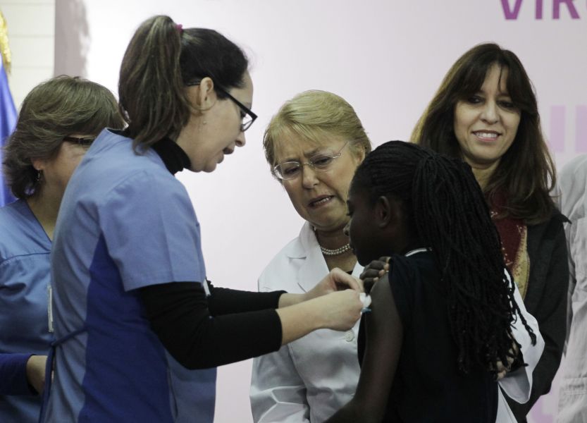 Bachelet_evoca_anos_como_medico_y_consuela_llanto_de_ninas_tras_vacuna_por_papiloma2.jpg
