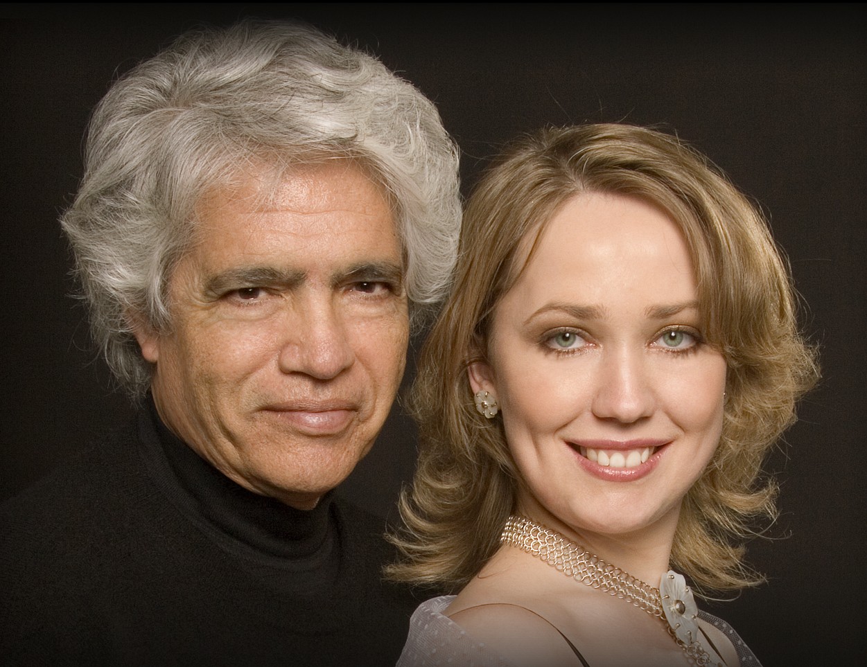 Roberto Bravo y Victoria Foust (Oficial)