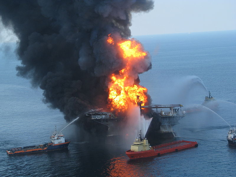 Deepwater Horizon después de la explosión | Wikimedia