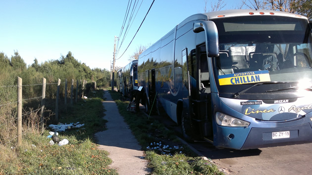 Buses Línea Azul aseados junto a canal | Rómulo Bustos