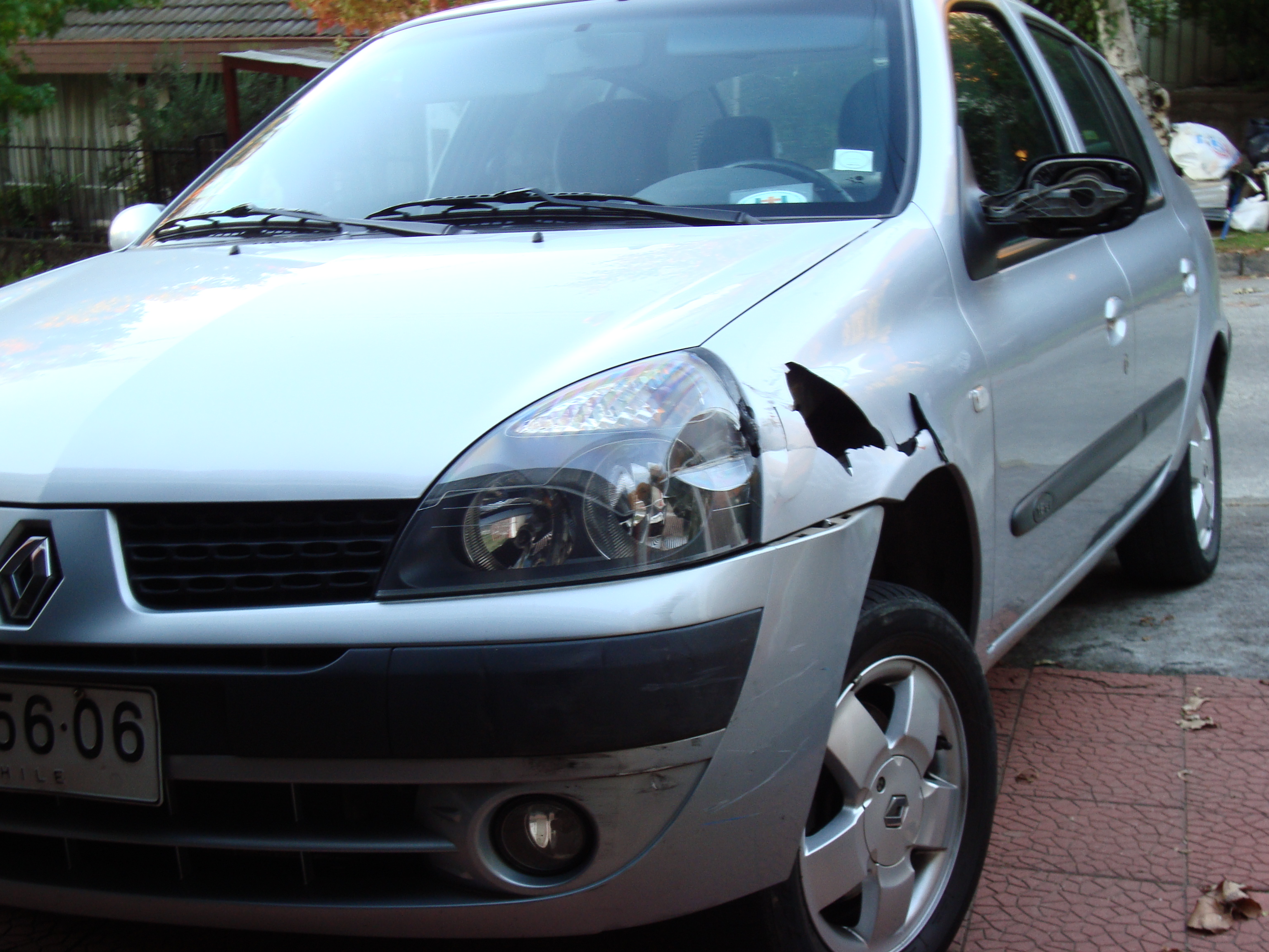 Auto luego de ser atacado por caballos | Carolina Vera