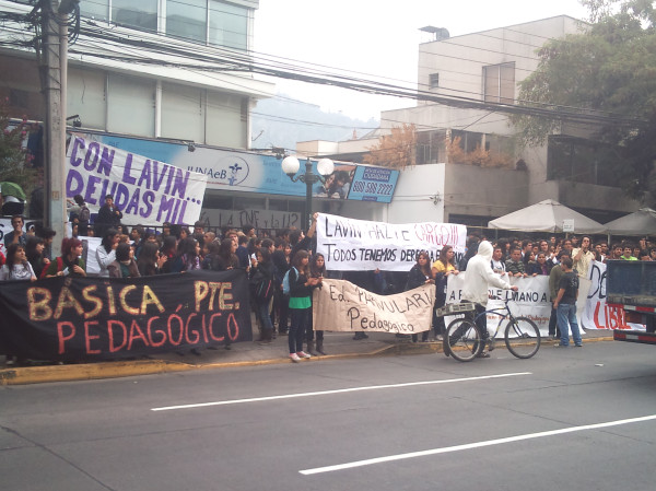 Toma de la Junaeb | Foto: Florencia Godoy vía Twitter