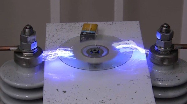 Borrando un CD con alto voltaje | Engadget