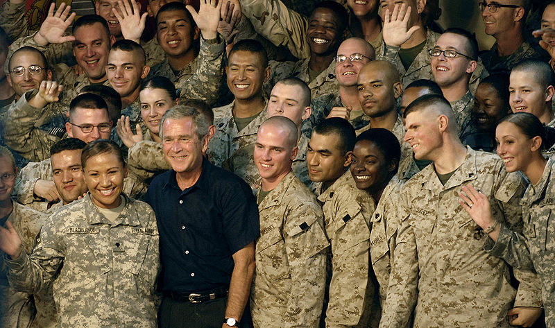 George W. Bush con tropas de EEUU | Wikipedia (CC)