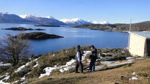 Gobernador Nelson Cárcamo, junto a José González, de la comunidad Yagán | Jaime Barrientos