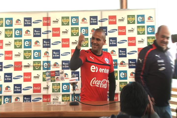 Chupete Suazo a toda sonrisa en JPD