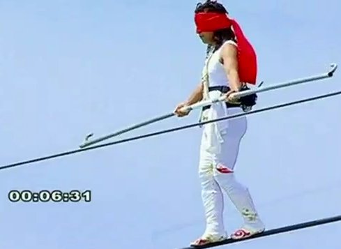 Acróbata chino cae de cuerda floja | BBC Mundo