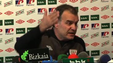 Marcelo Bielsa explica que representó a club ante lo que consideró un robo