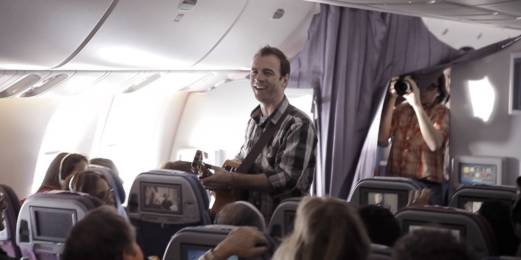Kevin Johansen en avión | LAN_Cl en Twitter