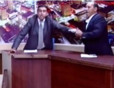 Politico saca pistola en debate televisivo | BBC Mundo