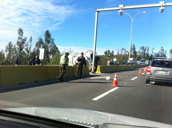 Camión volcado | Sebastián Díaz vía Twitter