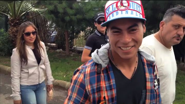 Edu Vargas acosado por “tifosis” y la prensa italiana a la salida del Napoli Tennis club