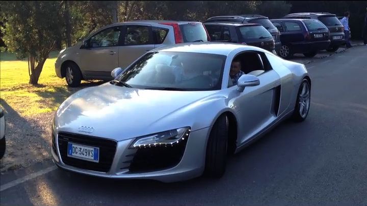 Edu Vargas en su nueva joyita a la salida del entrenamiento en Castel Volturno