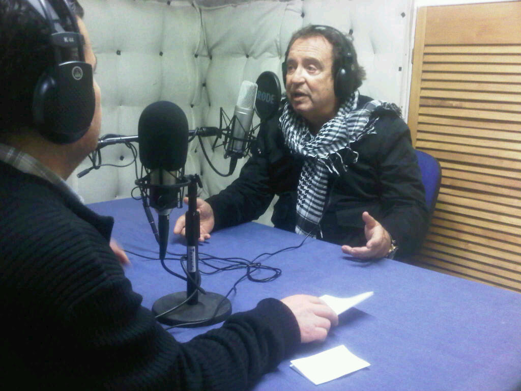 Dyango en la sala de grabaciones de Bío Bío Deportes