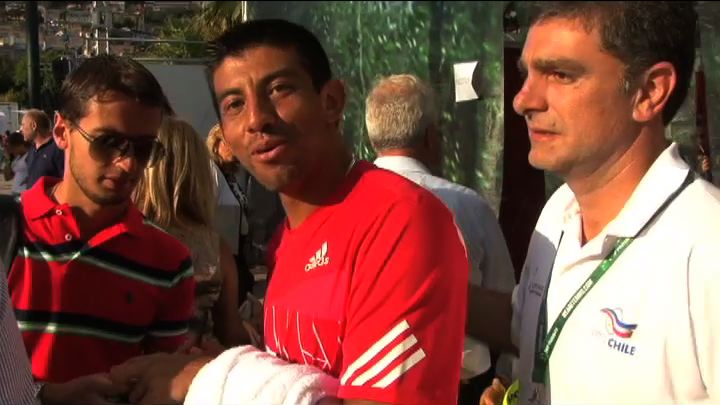 Jorge Aguilar acosado por los italianos minutos después del gran triunfo en dobles