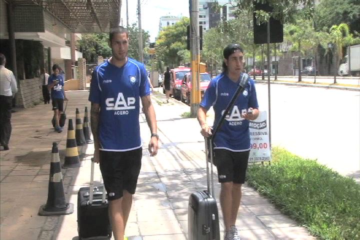 Brian Rodriguez y el “Chucky” González caminan al bus que los llevó al aeropuerto de Porto Alegre