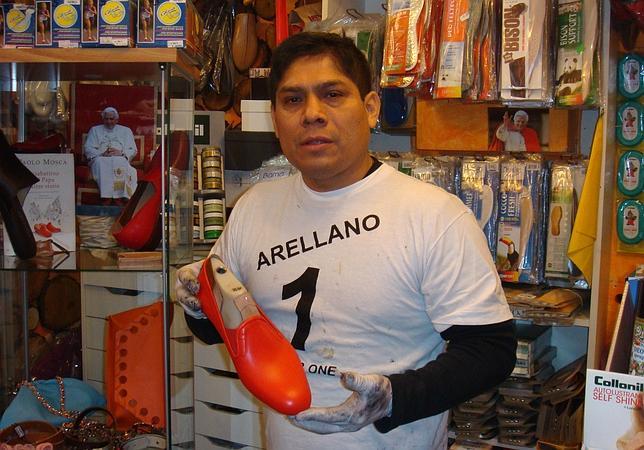 No eran de Prada: Artesano peruano es el fabricante de los zapatos rojos de  Benedicto XVI | Notas | BioBioChile