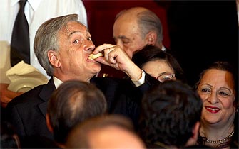 Presidente Piñera disfrutando de sándwich con su nombre