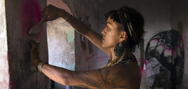 Monica Calinao, artista de EEUU, parte del grupo de grafiteros | AFP PHOTO / JOEL SAGET