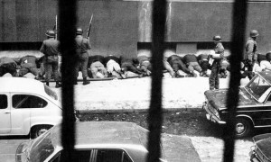 Empleados de La Moneda obligados a lanzarse al piso (1973)