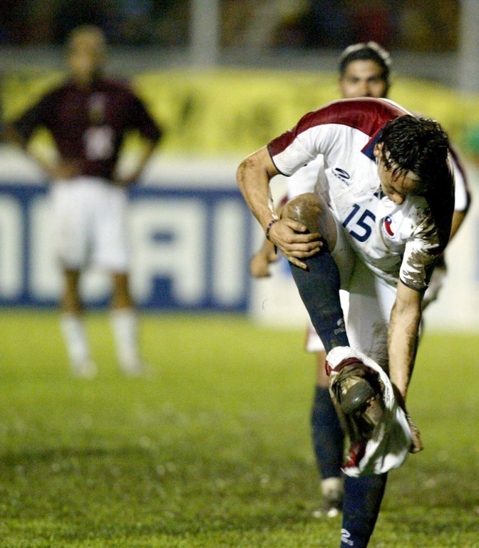 mauricio-pinilla-celebra-gol-ante-venezuela-2004.jpg
