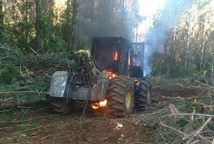 ataque incendiario forestal contulmo encapuchados maquinaria