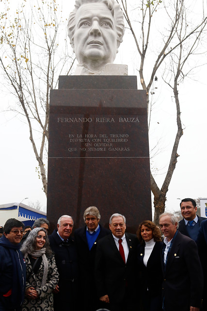 Inauguran estatua en homenaje al ex entrenador de la selección chilena ...