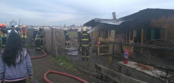 Incendio consume una vivienda en Los Ángeles y deja a 3 personas ...