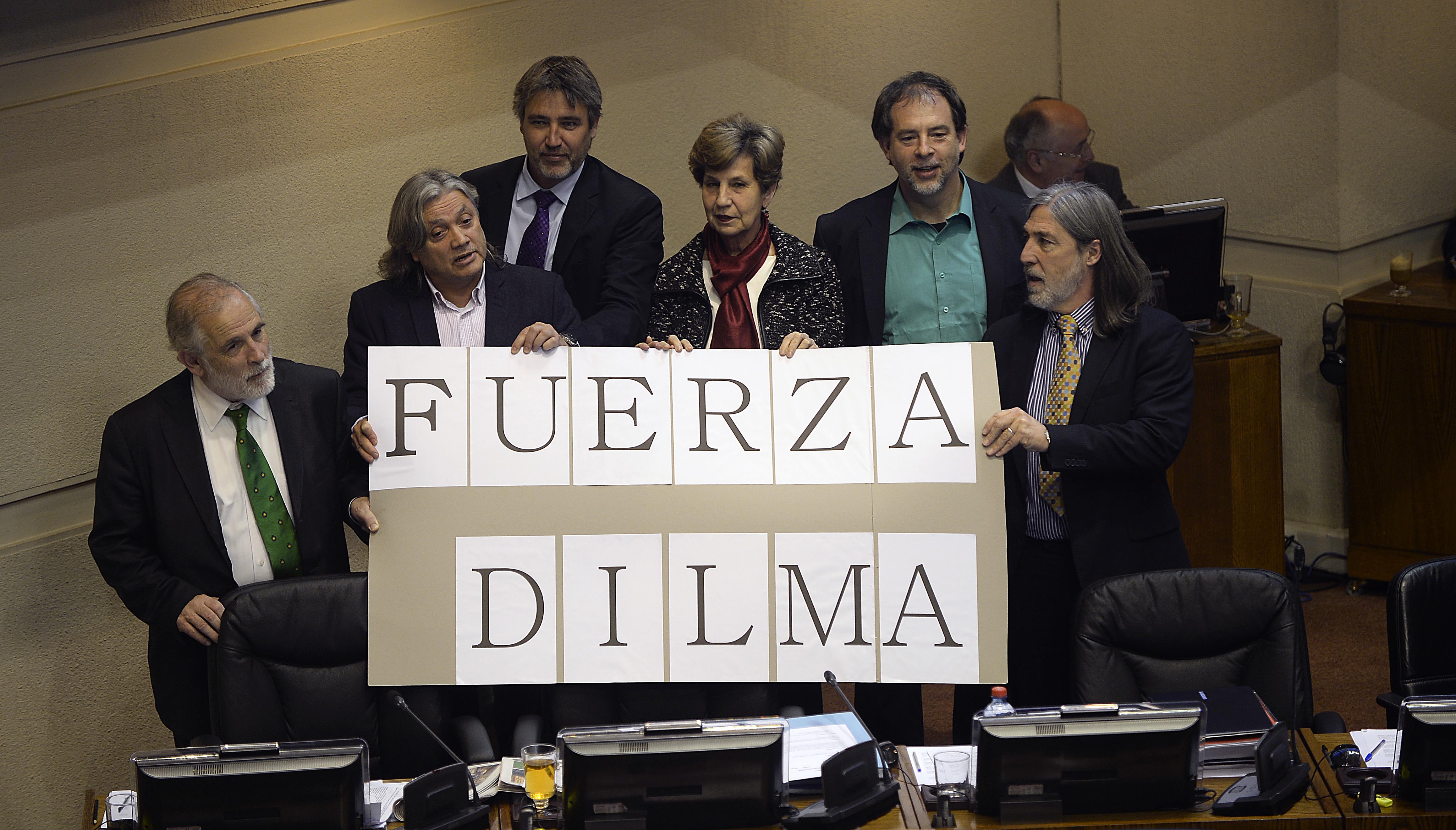 Parlamentarios apoyan  a la destituida Dilma Rousseff en el hemiciclo del Senado.