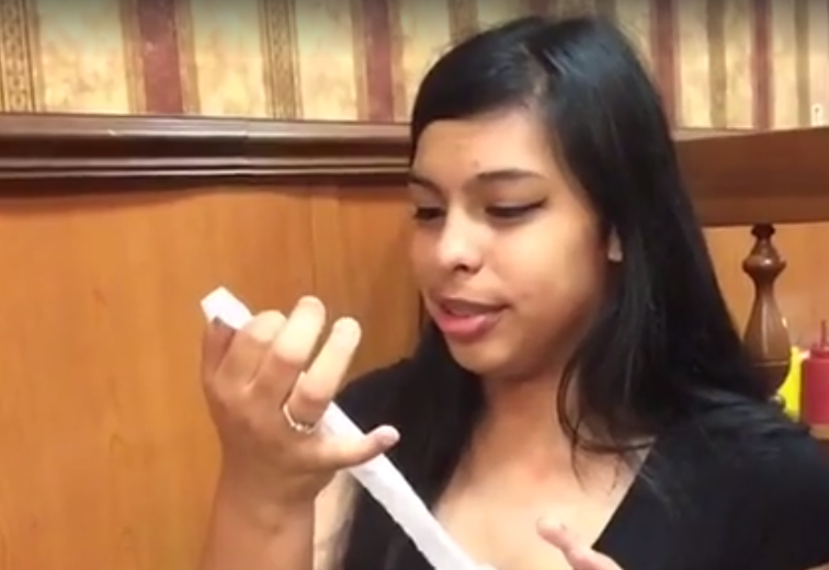 Camarera latina recibe insulto racista en vez de propina en Estados Unidos