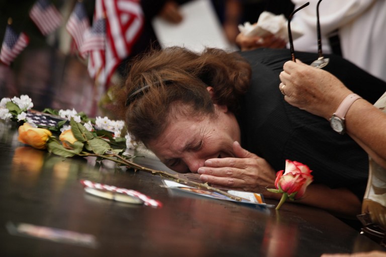 Madre llora la pérdida de su hijo, uno de las víctimas del 9/11