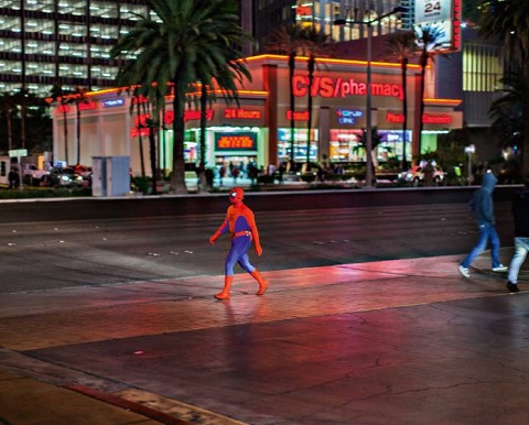 USA, Las Vegas, 19 December 2011 From the series "Insert Coin". Spiderman street performer on the strip. USA, Las Vegas, 19 décembre 2011 Issue de la série "Insert Coin". Artiste de rue en performance sur le strip. Christian Lutz / Agence VU