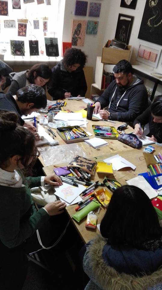 Penquistas se reúnen a dibujar en la librería Zaguán