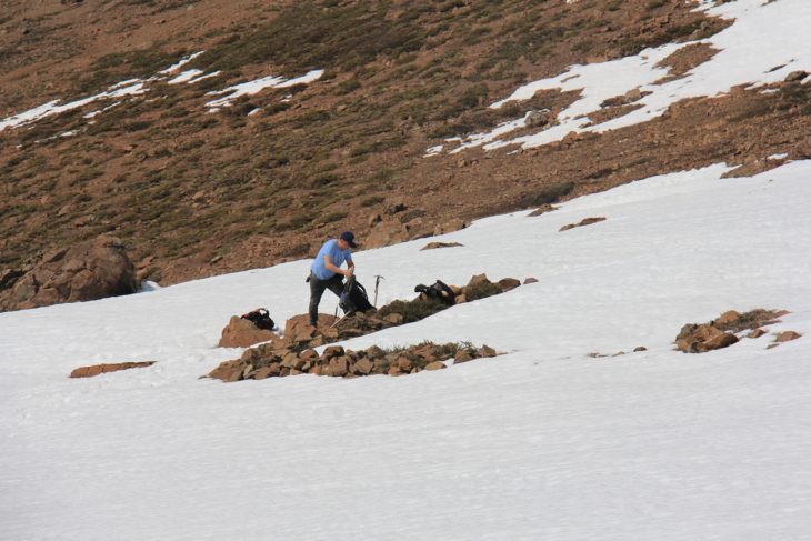 El andinista y naturalista Omar Torres, junto a una de las pircas, cubiertas por más de 1 metro de nieve.