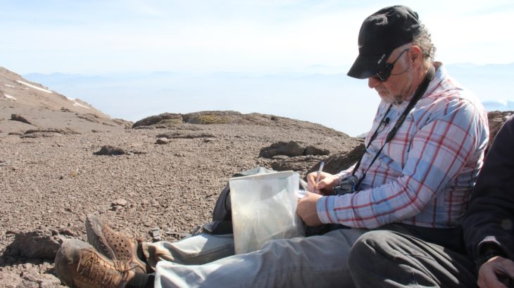 El Dr. Rubén Stehberg toma notas de los hallazgos de la Expedición.
