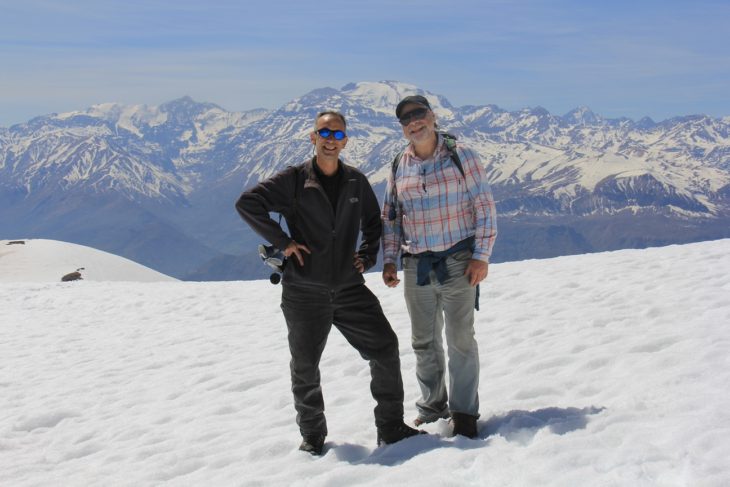 El investigador y guía de la expedición, Alexis Lopez Tapia junto al Dr. Rubén Stehberg, en medio del "Portezuelo del Inca", con el cerro El Plomo a sus espaldas.