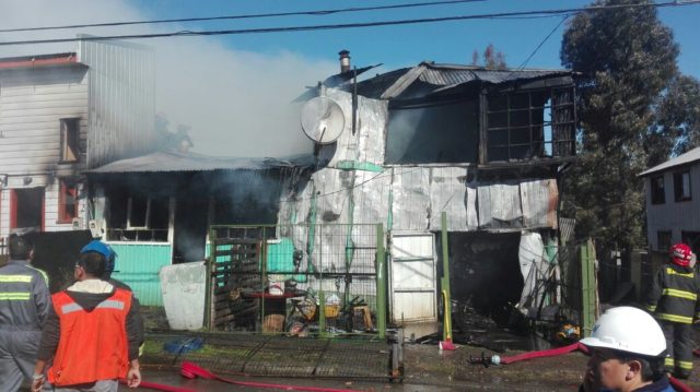 4 casas afectadas tras violento incendio en Castro