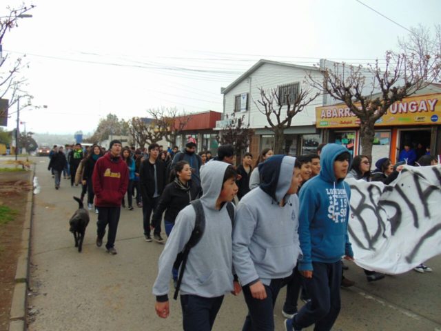 Alumnos del Liceo A-17 de la comuna de Yungay marcharon en reclamo por las condiciones en las que se encuentra el establecimiento