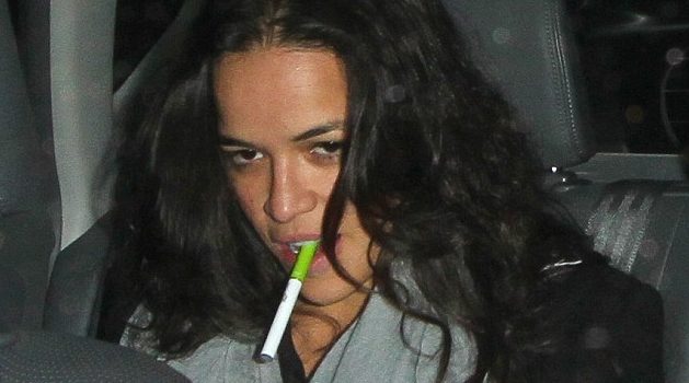 Michelle Rodriguez fumando e-cigarrette