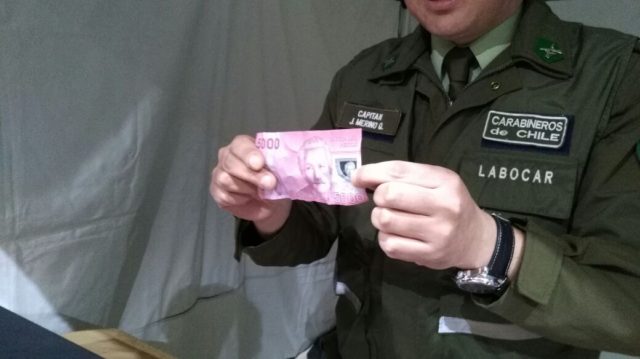 Carabineros de Temuco lanzan campaña contra billetes falsos previo a fiestas patrias