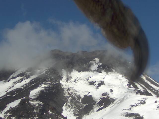 Captura del momento en el cual un cóndor desvía la cámara de monitoreo de los Nevados de Chillán