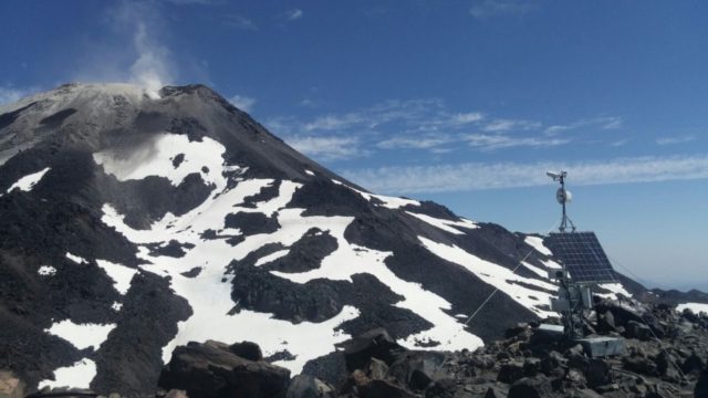 Vista de la estructura que sostiene el dispositivo de vigilancia de los Nevados de Chillán