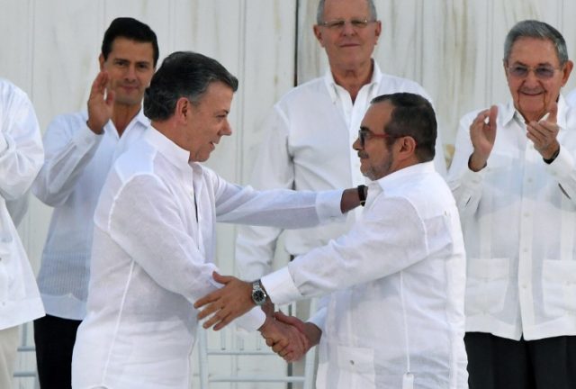 Gobierno colombiano y las FARC sellan acuerdo de paz.